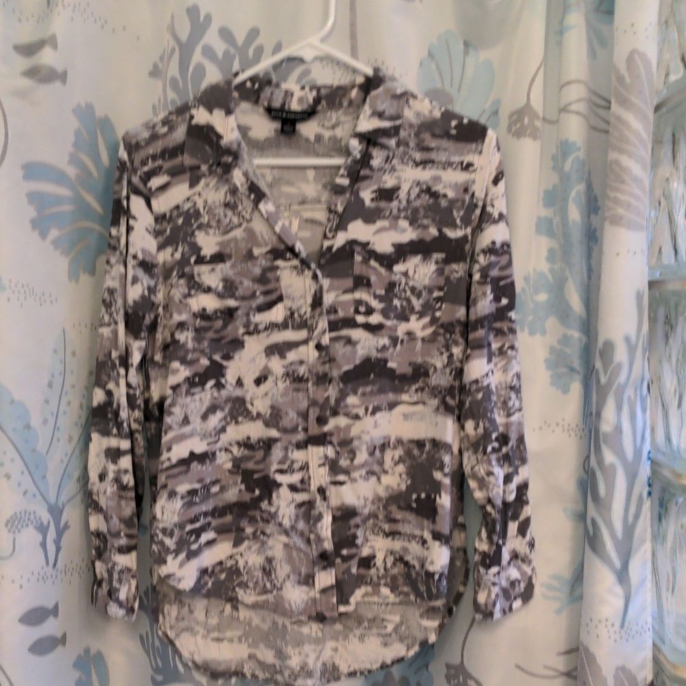 2 for $20 Rock & Republic Snow Camouflage Rayon L/S Shirt Blouse Size S - Picture 1 of 9